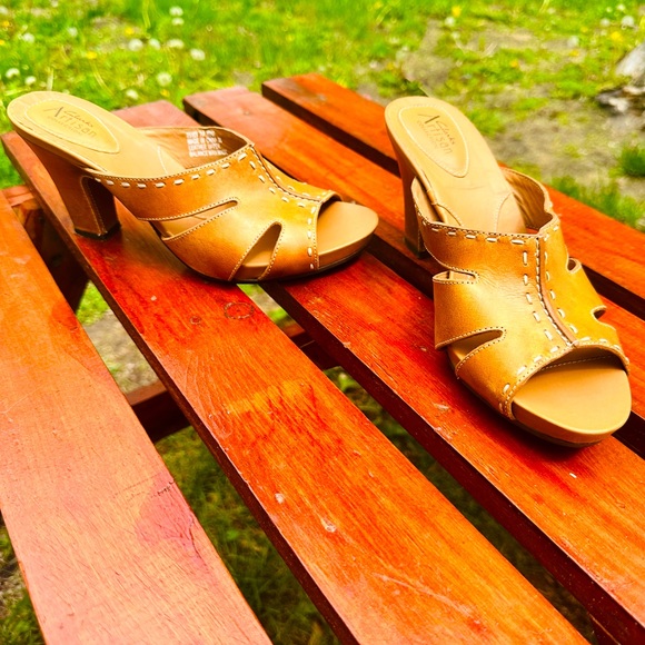 Clark’s Artisan Collection Bohemian Tan Sandals With Small Heel Women’s SZ 5.5 - Picture 1 of 9
